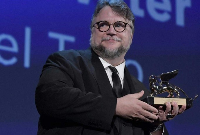 Đạo diễn Guillermo del Toro nhận Sư tử vàng với phim tình yêu giữa người và quái vật.