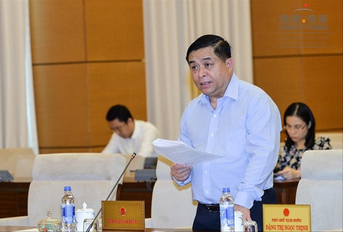 Bộ trưởng Bộ KH&ĐT Nguyễn Chí Dũng báo cáo tại phiên họp​. Ảnh: QH.