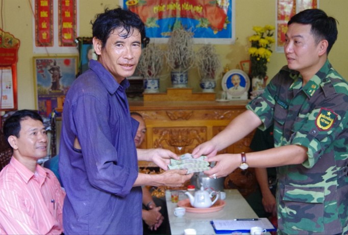 Đồn Biên phòng Cửa khẩu quốc tế Lào Cai tặng 30 triệu đồng cho gia đình ông Di làm nhà.