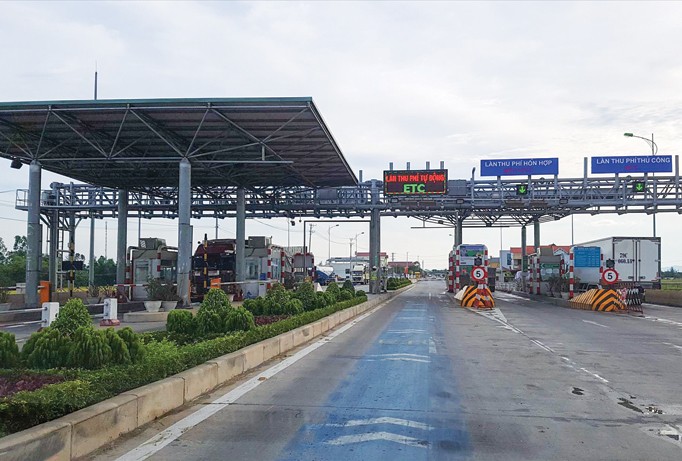 Trạm thu phí BOT Tasco đặt tại xã Quảng Phú khiến Khu kinh tế Hòn La bị ảnh hưởng.