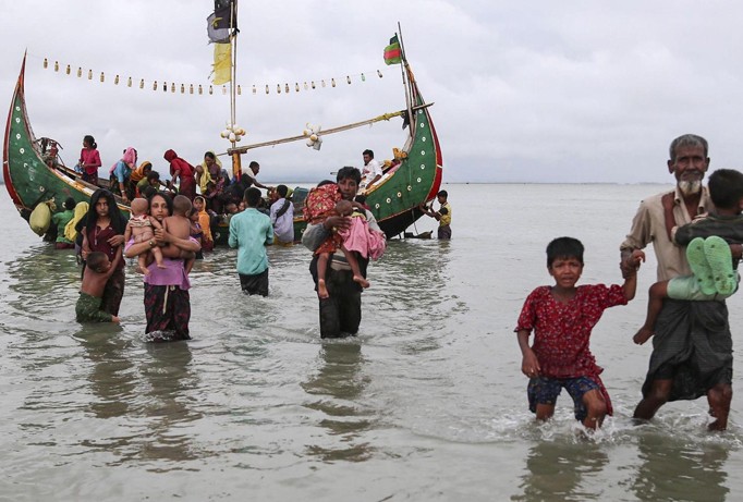 Một nhóm người Rohingya chạy trốn xung đột ở Myanmar. Ảnh: Getty Images.