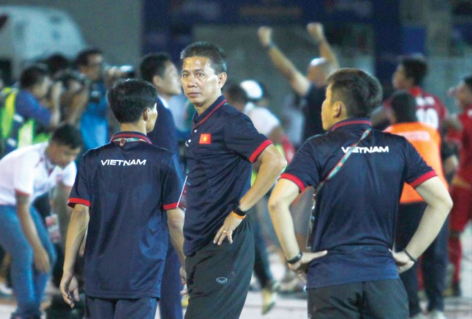 Nỗi thất vọng của HLV Hoàng Anh Tuấn (giữa) sau khi U18 Việt Nam bị loại khỏi giải U18 Đông Nam Á từ vòng bảng. Ảnh: H.L.