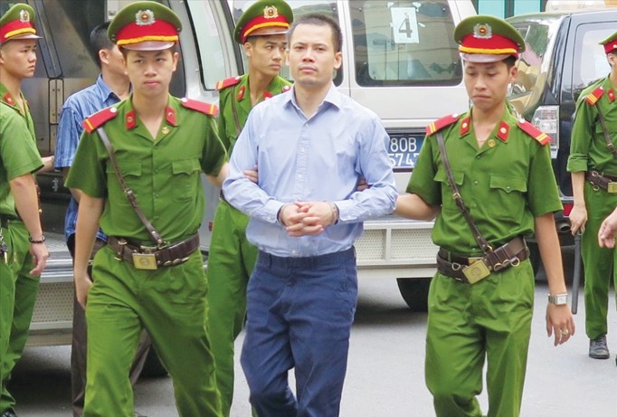 Bị cáo Nguyễn Xuân Thắng được dẫn giải tới tòa.