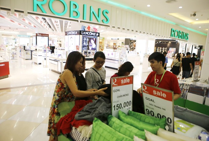 Người dân mua sắm tại siêu thị Robins (Hà Nội), thành viên của Tập đoàn Central Thái Lan. Ảnh: Như Ý.