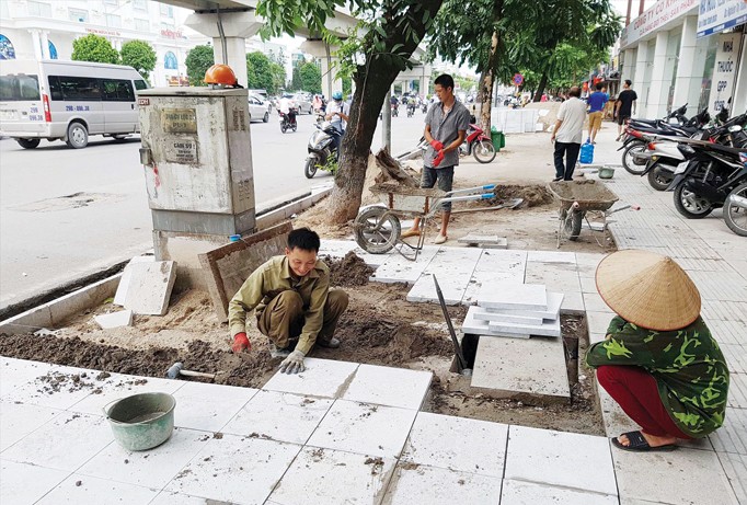 Nhiều ý kiến cho rằng, với tình trạng đào xới vỉa hè Hà Nội hiện nay, việc lát đá tự nhiên là lãng phí.