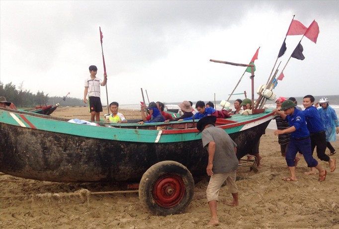 ĐVTN Hà Tĩnh giúp dân di chuyển thuyền tránh bão. Ảnh: Bình Minh.