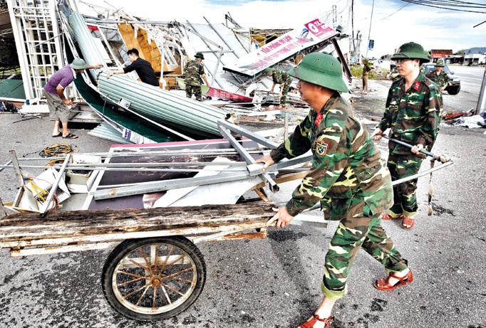 Lực lượng vũ trang giúp đỡ nhân dân Kỳ Anh, Hà Tĩnh khắc phục hậu quả của bão. Ảnh: Hồng Vĩnh.