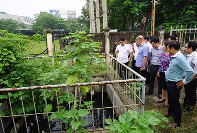 Đoàn giám sát của HĐND Hà Nội kiểm tra các trạm xử lý nước thải công nghiệp.