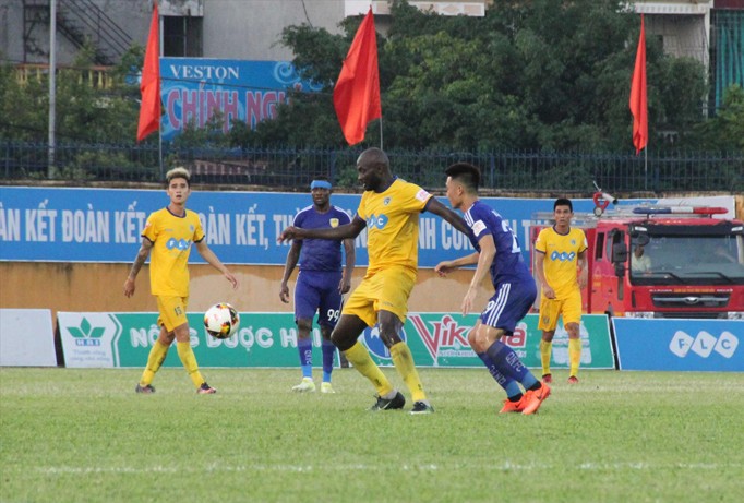 Thất bại trước Quảng Nam FC khiến FLC Thanh Hóa (giữa) không thể gia tăng cách biệt với đội bám đuổi Hà Nội FC. Ảnh: VSI.