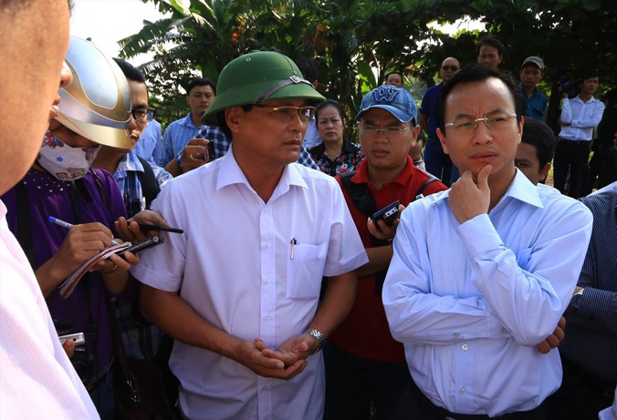 Ông Nguyễn Xuân Anh (bìa phải) đi kiểm tra ô nhiễm ở bãi biển Đà Nẵng, tuy nhiên tình trạng ô nhiễm không có dấu hiệu giảm.