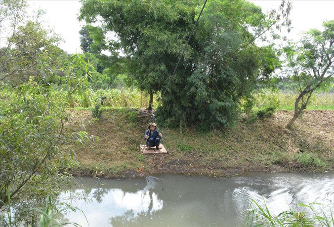 Người dân xã Ea Phê đu cáp qua sông.