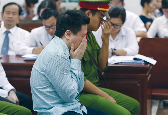 Hà Văn Thắm bật khóc tại tòa.
