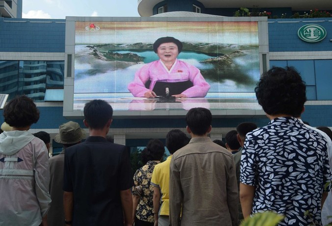 Người dân Triều Tiên theo dõi tin tức về vụ thử hạt nhân lần thứ 6 của nước họ hôm 3/9. Ảnh: Yonhap.
