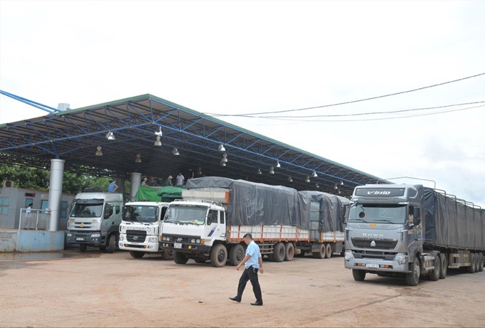 Container chở hàng xuất nhập khẩu chờ làm thủ tục thông quan tại Cửa khẩu quốc tế Lao Bảo (Quảng Trị).