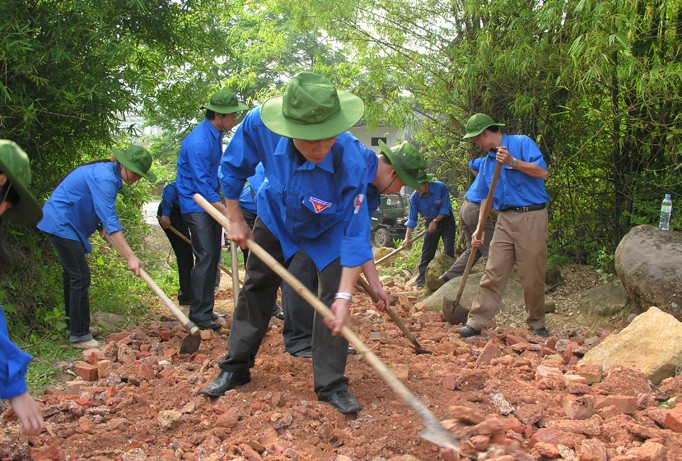 Thanh niên tình nguyện làm đường đến các bản miền núi khó khăn ở Quảng Ninh. Ảnh: H.D.