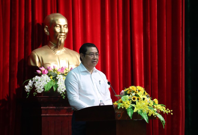 Ông Huỳnh Đức Thơ trao đổi với cán bộ công chức Đà Nẵng về các việc liên quan đến thành phố.