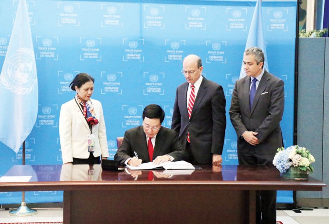 Phó Thủ tướng Phạm Bình Minh ký hiệp ước cấm vũ khí hạt nhân tại trụ sở Liên Hợp Quốc. Ảnh: TTXVN.