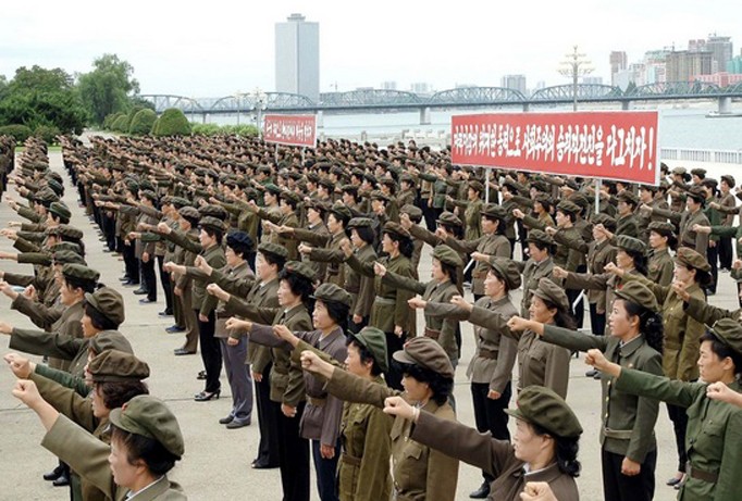 Người dân Triều Tiên trong một buổi tập trung trên quảng trường ở Bình Nhưỡng. Ảnh: Getty Images.