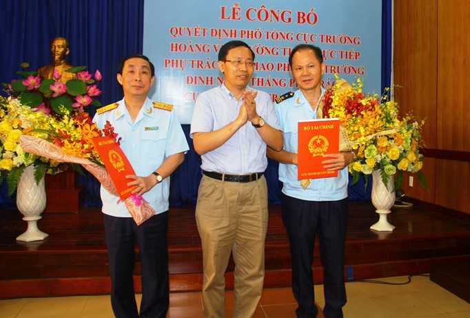 Ông Đinh Ngọc Thắng (bên trái) nhận quyết định phụ trách Cục hải quan TPHCM, ngày 25/9. Ảnh: Đ.S.