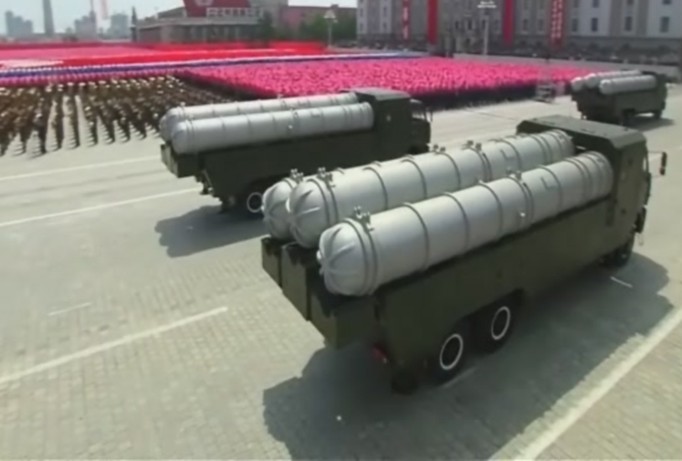 Tên lửa đất đối không tầm xa KN-06 của Triều Tiên lần đầu tiên xuất hiện trước công chúng trong lễ diễu binh năm 2010. Ảnh: Military Edge.