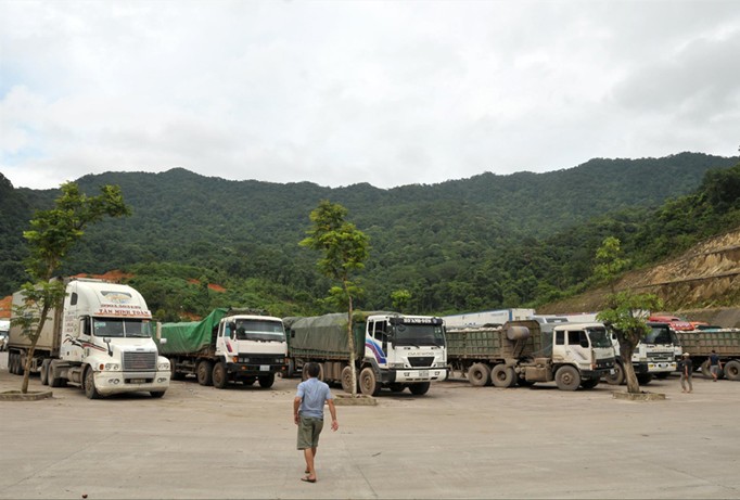 Container chờ làm thủ tục xuất nhập khẩu tại vùng biên giới Việt Nam. Ảnh minh họa.