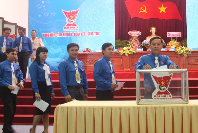 Các đại biểu bỏ phiếu bầu Ban chấp hành tại Đại hội Đại biểu Đoàn TNCS Hồ Chí Minh thành phố Cần Thơ, ngày 28/9. Ảnh: Hòa Hội.
