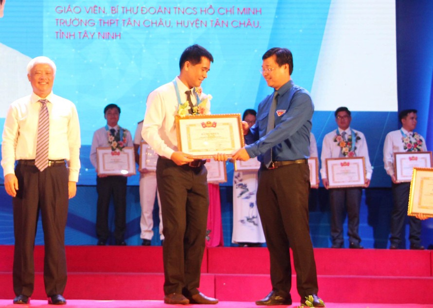 Phó chủ tịch Quốc hội Uông Chu Lưu và Bí thư thứ nhất T.Ư Đoàn Lê Quốc Phong trao giải thưởng Cán bộ, công chức, viên chức trẻ giỏi năm 2017 cho các cá nhân.