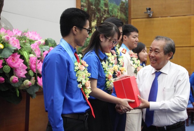 Phó Thủ tướng Trương Hòa Bình trao quà biểu dương cán bộ, công chức, viên chức trẻ có thành tích xuất sắc trong rèn luyện, công tác. Ảnh: Bình Minh.