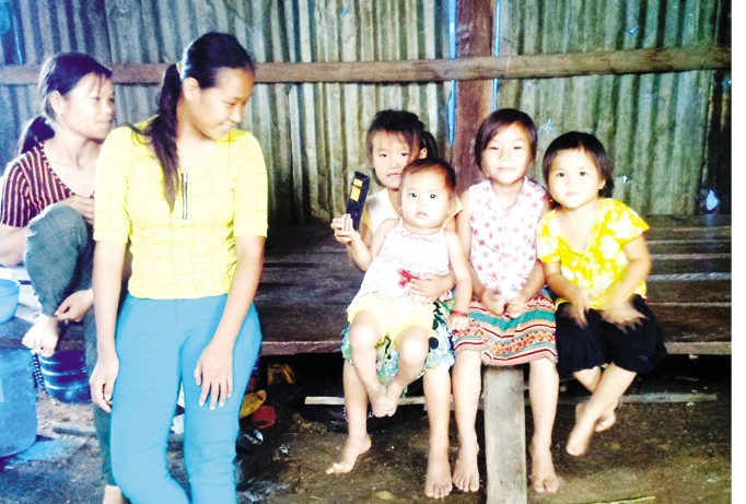 2 người vợ và 4 đứa con của ông Nông Văn Hùa.