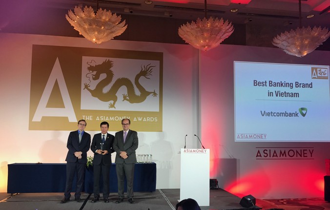 Đại diện Vietcombank, ông Phạm Mạnh Thắng - Phó Tổng Giám đốc (đứng giữa) nhận giải thưởng “Thương hiệu ngân hàng tốt nhất Việt Nam” do Tạp chí Asiamoney trao tặng tại Bắc Kinh - Trung Quốc.