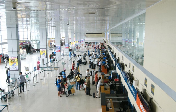 Nhiều hành khách bức xúc với việc các hãng hàng không cùng tăng giá vé vào mùa thấp điểm.