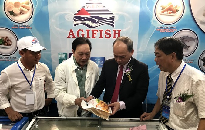 Thứ trưởng Bộ NN&PTNT Vũ Văn Tám (thứ 2 từ trái sang) thăm gian của Cty CP XNK Thủy sản An Giang (Agrifish) tại Hội chợ.