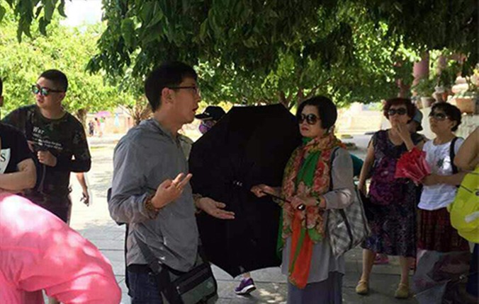 HDV Trung Quốc dẫn khách tại chùa Linh Ứng (Đà Nẵng) hồi năm ngoái. Ảnh: HDV.