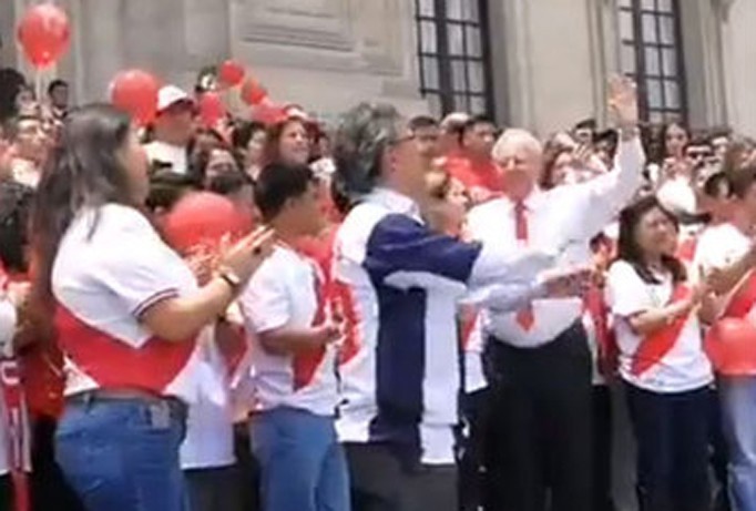 Tổng thống Peru nhảy múa cổ vũ bóng đá