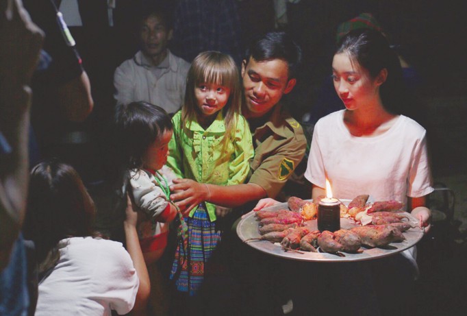 Hoa hậu Mỹ Linh đón sinh nhật đặc biệt ở vùng lũ lụt