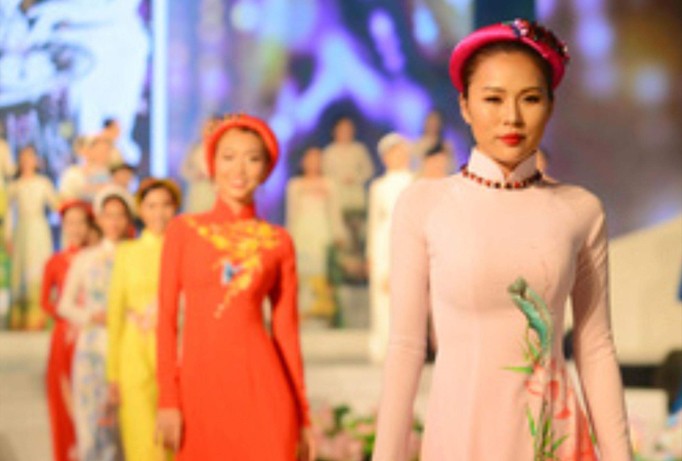 Thời trang kết hợp với ánh sáng 3D tại phố Nguyễn Huệ