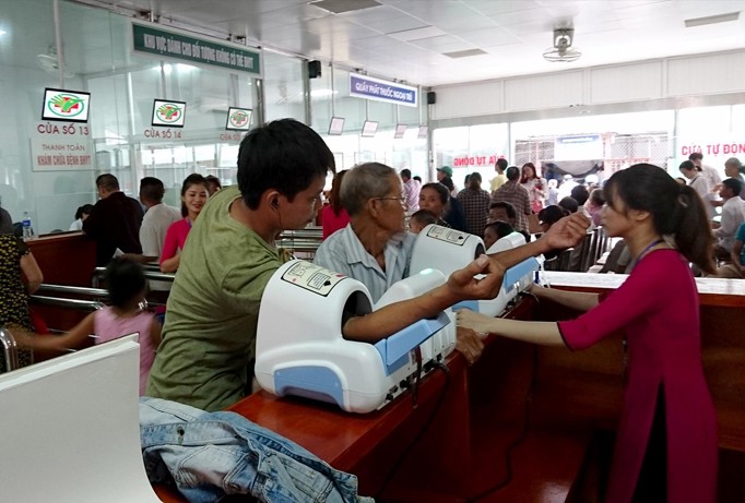 Tại Bệnh viện TP Vinh, các bác sĩ kê đơn vượt chỉ dẫn nhà sản xuất do “quen tay”. Ảnh: Phạm Thanh.