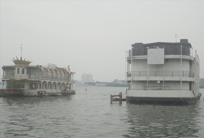 Nhà thuyền nằm trơ tại Hồ Tây