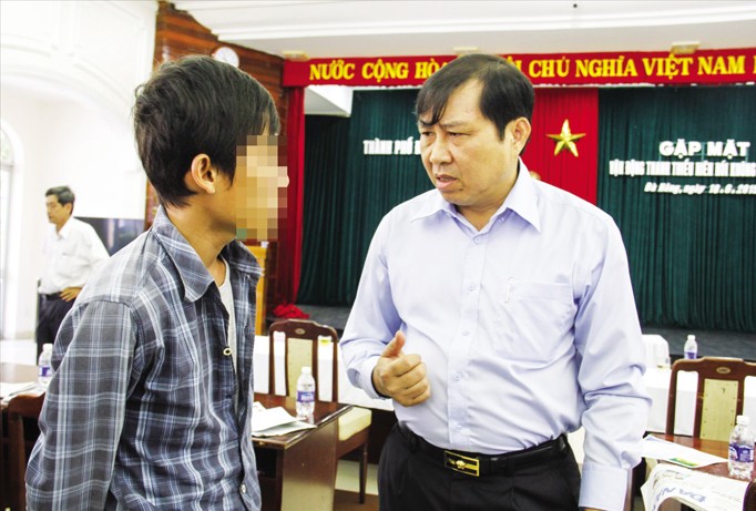 Một thanh niên từng sử dụng chất ma túy bày tỏ mong muốn có việc làm với Chủ tịch UBND TP. Đà Nẵng Huỳnh Đức Thơ sau buổi đối thoại (Ảnh chụp tháng 6/2015). Ảnh: Thanh Trần.