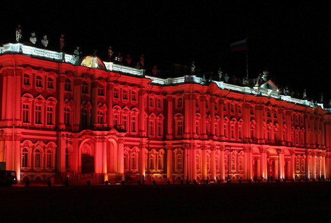 Viện Bảo tàng quốc gia Ermitazh rực rỡ sắc đỏ.