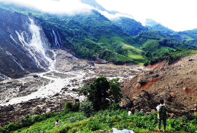 Hiện trường vụ sạt lở đất vùi lấp 18 người ở huyện Tân Lạc, tỉnh Hòa Bình.