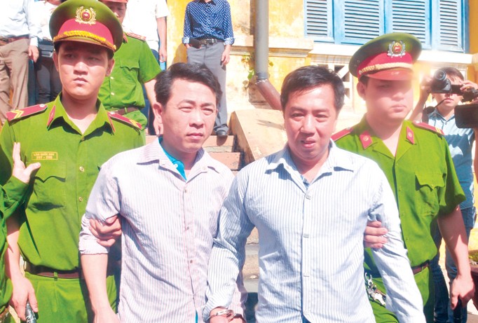Hai bị cáo Nguyễn Minh Hùng và Võ Mạnh Cường (phải). Ảnh: Văn Minh.