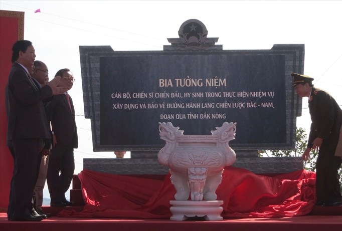 Bộ trưởng Bộ Công an Tô Lâm (bên phải) cùng lãnh đạo tỉnh đặt bia tưởng niệm.