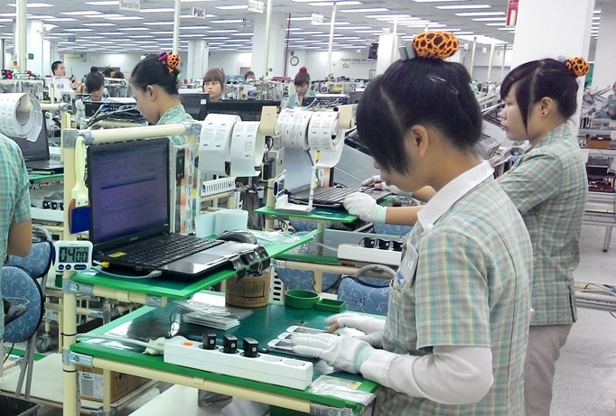 Công nhân Samsung đang làm việc trong nhà máy tại Bắc Ninh Ảnh: Nhật Minh.