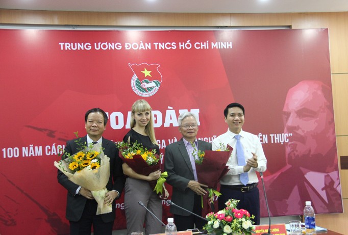 Bí thư T.Ư Đoàn Nguyễn Ngọc Lương (ngoài cùng bên phải) tặng hoa cho các khách mời tham dự buổi tọa đàm. Ảnh: L.T.