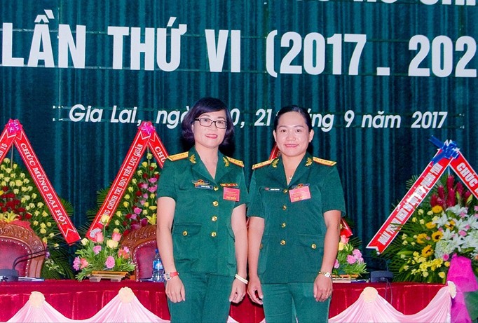Hai chị em Tâm Tình (bên phải) và Hải Yến cùng vinh dự được bầu vào Đoàn Chủ tịch Đại hội Đoàn TNCS Hồ Chí Minh Binh đoàn 15 lần thứ VI, tháng 9/2017. Ảnh: N.S.