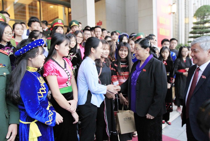 Phó Chủ tịch Thường trực Quốc hội Tòng Thị Phóng trao đổi với các em học sinh dân tộc thiểu số. Ảnh: Trường Phong.