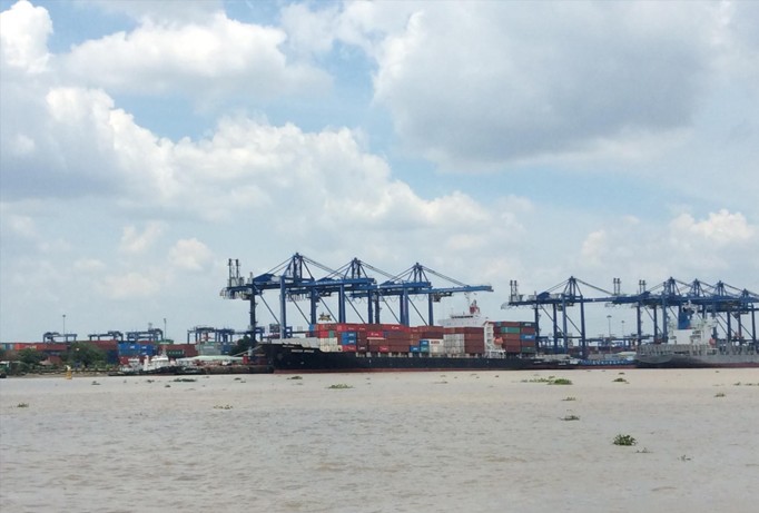 Hiệp hội doanh nghiệp dịch vụ Logistics Việt Nam cho rằng cắt giảm ĐKKD gây ảnh hưởng đến DN. Trong ảnh xuất nhập hàng hoá tại Cảng Cát Lái (TP HCM).