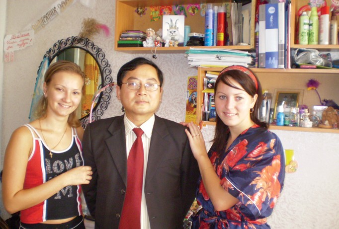 Chụp ảnh với hai nữ sinh Nga trong căn phòng ký túc xá tác giả từng ở hơn 20 năm trước đó (thời điểm chụp 2007).