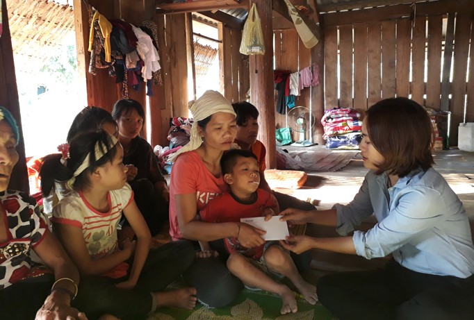 Đoàn công tác thăm, trao tiền hỗ trợ cho các hộ dân có người bị chết, nhà bị sập trong đợt mưa lũ tại Thanh Hóa.